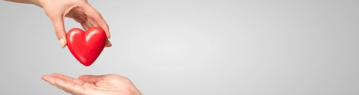 Image de mains tenant un coeur